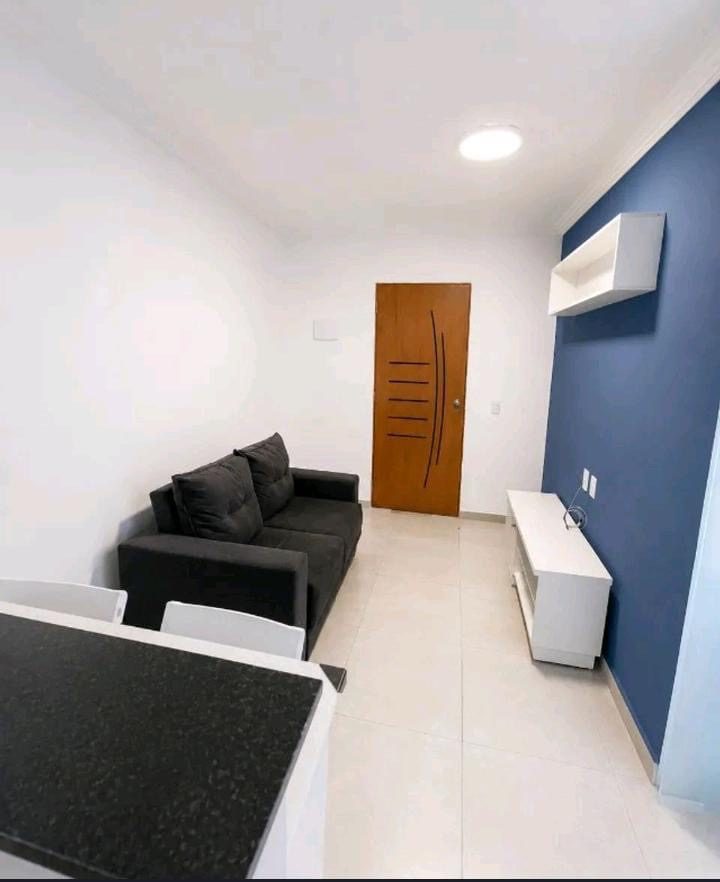 Apartamento mobiliado no Jabaquara — sala com sofá e mesa