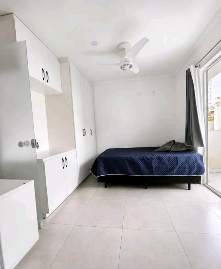 Apartamento no Jabaquara — quarto com cama de casal e armários planejados