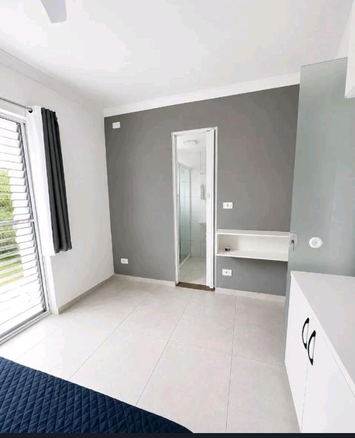 Apartamento no Jabaquara — quarto com acesso ao banheiro