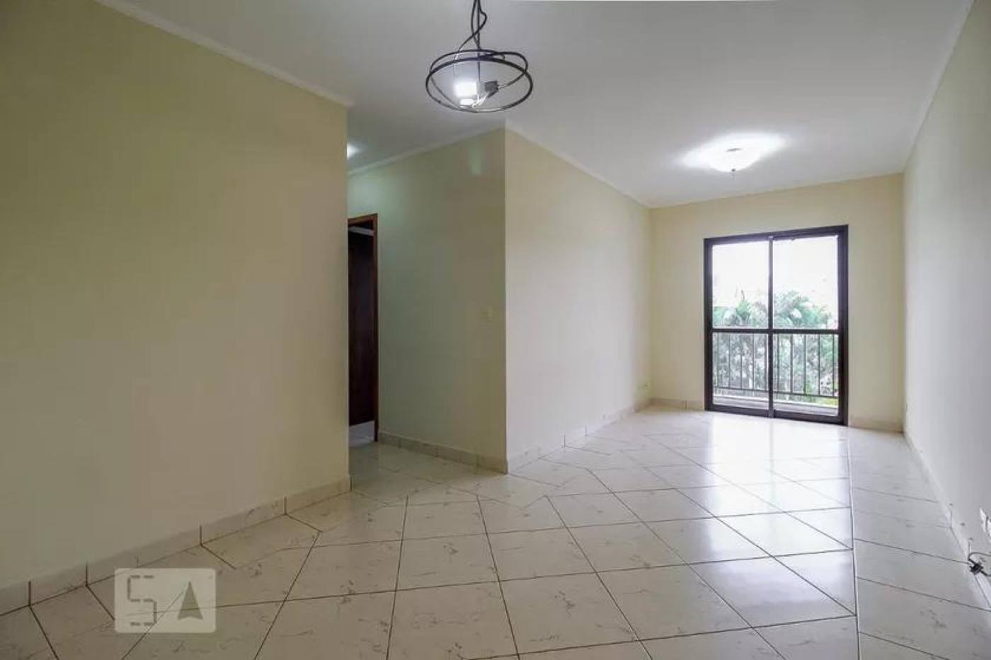 Apartamento no Ipiranga — sala ampla com sacada