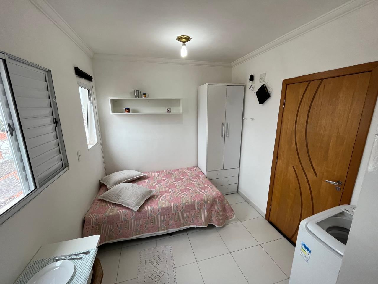 Kitnet mobiliada no Jabaquara — quarto com cama de casal e guarda-roupa